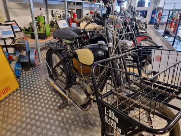 Grand, knallert, motorsamling